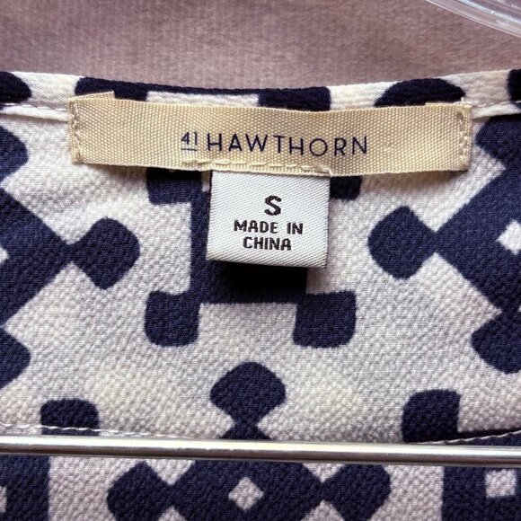 💙 41 Hawthorn Blue & White Geometric Button Detail Blouse 💙 - Picture 5 of 9